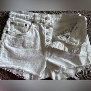 🤍🪽🪩White Levi 501s women’s size 26 shorts🪩🪽🤍